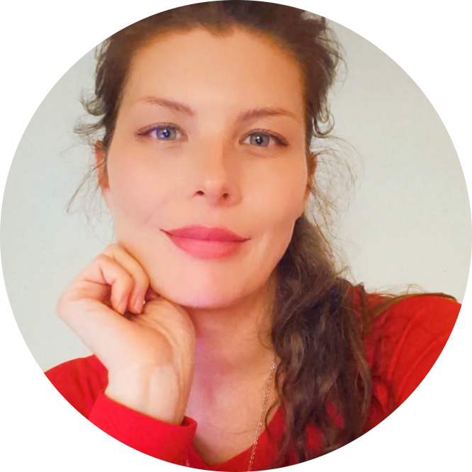 A woman with wavy hair and a red shirt - Karolina Eleonora